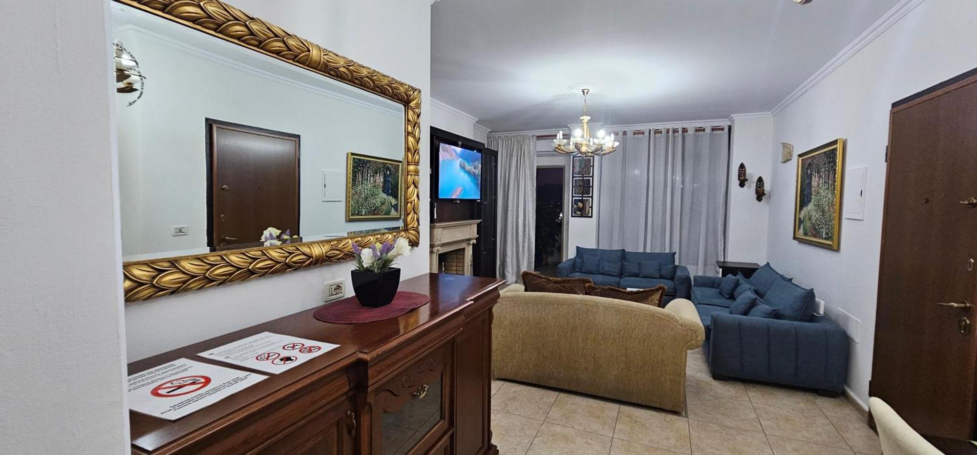 Skanderbeg Square Explorer Apartamento *